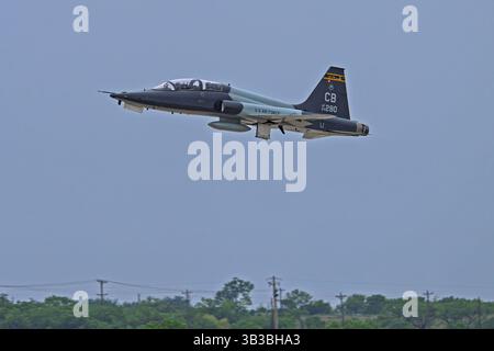 Wings Over West Texas 4-18-2025 Dyess AFB, Texas USA USAF Northrop T-38C 64-13280 partenza dal Wings Over West Texas Air Show presso Dyess AFB Foto Stock
