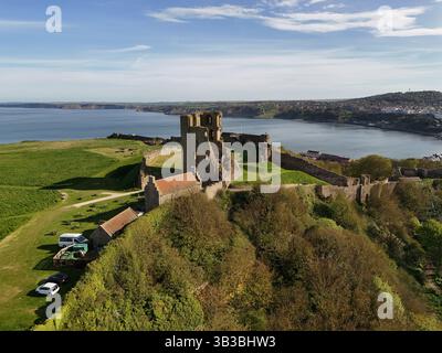 Vista aerea del castello di Scarborough, fortificazione militare medievale, North Yorkshire Foto Stock