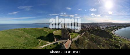 Vista panoramica del castello di Scarborough, fortificazione militare medievale, North Yorkshire Foto Stock