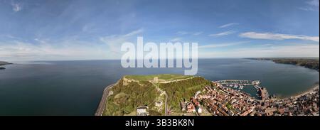 Vista panoramica del castello di Scarborough, fortificazione militare medievale, North Yorkshire Foto Stock