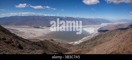 Dante's View si affaccia sul lago Manly nel bacino Badwater e sulla catena Panamint in primavera, sul Death Valley National Park, California Foto Stock