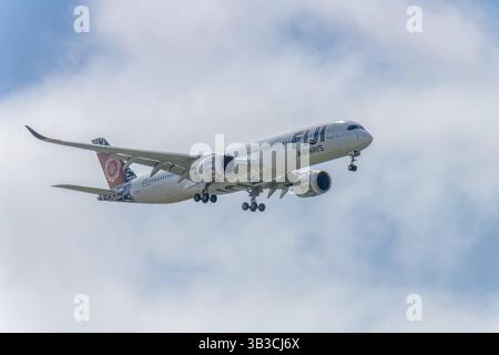 DQ-fai - Airbus A350-941 - Fiji Airways aereo nel cielo blu con nuvole sopra Sydney, NSW, Australia. Adottato il 30 marzo 2025. Foto Stock