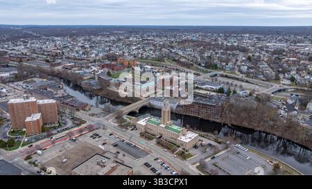 Pawtucket RI, Stati Uniti d'America - 5 aprile 2025: Vista aerea del centro di Pawtucket e dell'area circostante. Foto Stock