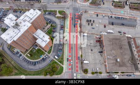 Pawtucket RI, Stati Uniti d'America - 5 aprile 2025: Veduta aerea del centro di Pawtucket Street con corsie verdi e rosse dedicate a autobus e ciclisti. Foto Stock