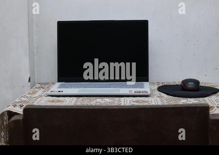 Indonesia, Sukoharjo - aprile 28,2025: Laptop e mouse sul tavolo disposti in modo ordinato e pronti per essere utilizzati per il lavoro Foto Stock