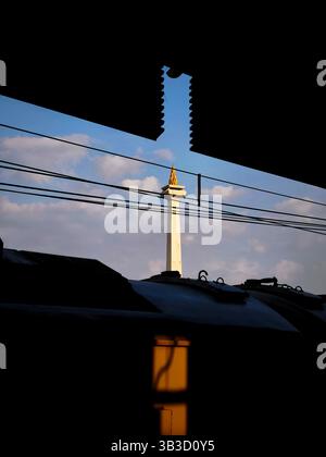 Cornice artistica dell'edificio del Monumento Nazionale visto dalla stazione ferroviaria di Gambir, nel centro di Giacarta, Indonesia Foto Stock