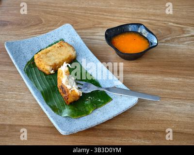 Si possono gustare le tradizionali fette di torta di rapa cinese Foto Stock