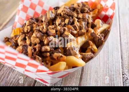Vista su un cestino di patatine fritte di carne asada. Foto Stock
