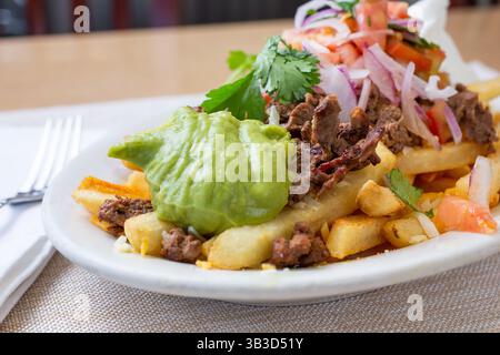 Vista di un piatto di carne asada patatine fritte. Foto Stock