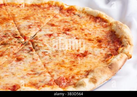 Vista su una torta di pizza rustica al formaggio. Foto Stock