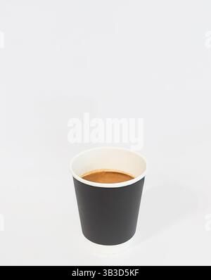 Caffè americano in tazza di carta nera isolata su sfondo bianco. Foto Stock
