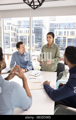 La donna professionista indiana fa il discorso davanti agli stakeholder Foto Stock