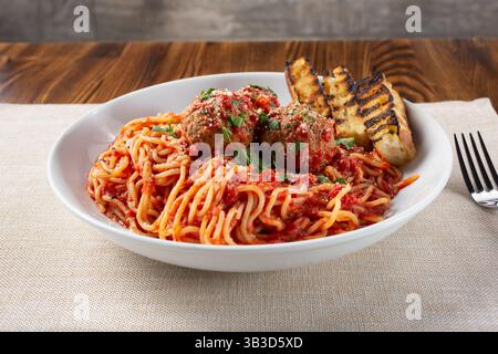 Vista su una ciotola di spaghetti e polpette. Foto Stock