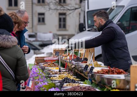 Volti di persone al mercato all'aperto di Chamonix che vendono cibo e bevande Foto Stock