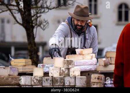 Volti di persone al mercato all'aperto di Chamonix che vendono cibo e bevande Foto Stock