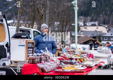 Volti di persone al mercato all'aperto di Chamonix che vendono cibo e bevande Foto Stock