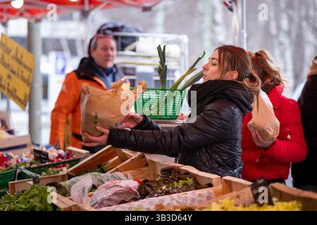 Volti di persone al mercato all'aperto di Chamonix che vendono cibo e bevande Foto Stock