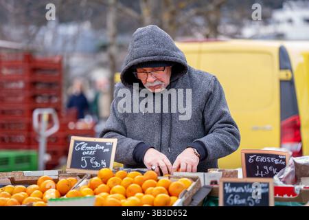 Volti di persone al mercato all'aperto di Chamonix che vendono cibo e bevande Foto Stock