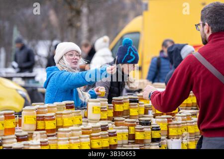 Volti di persone al mercato all'aperto di Chamonix che vendono cibo e bevande Foto Stock