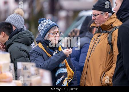 Volti di persone al mercato all'aperto di Chamonix che vendono cibo e bevande Foto Stock