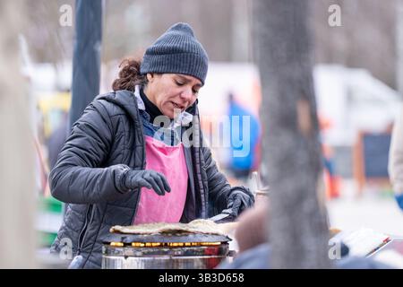 Volti di persone al mercato all'aperto di Chamonix che vendono cibo e bevande Foto Stock