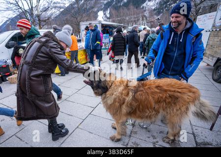 Volti di persone al mercato all'aperto di Chamonix che vendono cibo e bevande Foto Stock