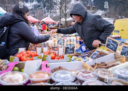 Volti di persone al mercato all'aperto di Chamonix che vendono cibo e bevande Foto Stock