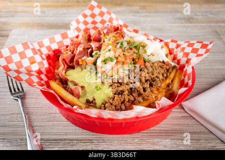 Vista delle patatine fritte caricate, con pastrami e carne asada. Foto Stock