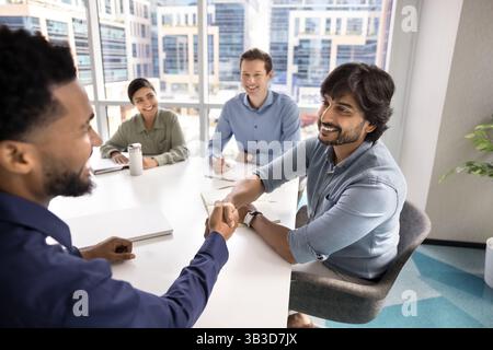 Due partner stringono la mano durante l'evento meeting nella sala conferenze Foto Stock