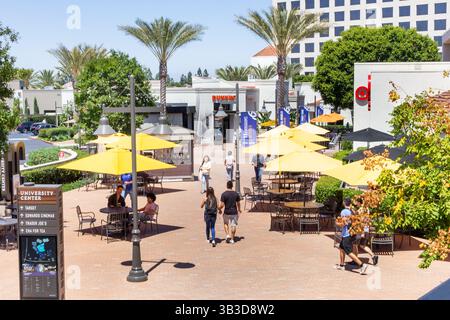 Irvine, California, Stati Uniti - 08-09-2019: Una vista degli studenti che camminano intorno all'area commerciale dell'University Center presso l'UCI. Foto Stock