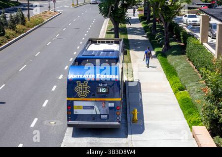 Irvine, California, Stati Uniti - 08-09-2019: Una vista sul retro di uno degli autobus di transito per UCI. Foto Stock