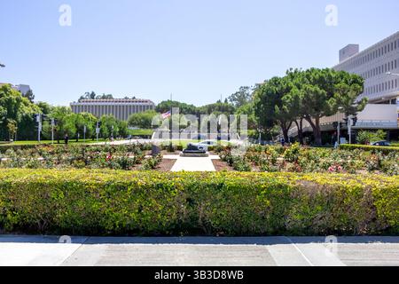 Irvine, California, Stati Uniti - 08-09-2019: Una vista del Laurel L. Wilkening Rose Garden all'ingresso del campus UCI. Foto Stock