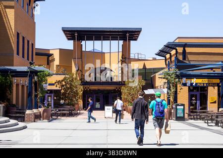 Irvine, California, Stati Uniti - 08-09-2019: Una vista degli studenti che camminano verso lo Student Center sul campus UCI. Foto Stock