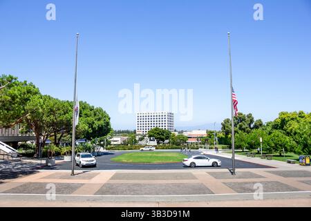 Irvine, California, Stati Uniti - 08-09-2019: Una vista dell'area dell'anello d'ingresso presso l'UCI, accanto all'Office of Admissions. Foto Stock