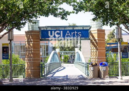 Irvine, California, Stati Uniti - 08-09-2019: Una vista su un ponte e il cartello per l'UCI Arts College. Foto Stock