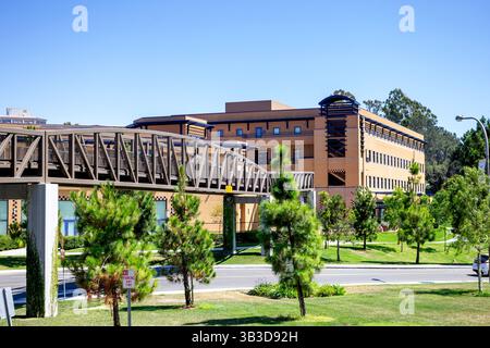 Irvine, California, Stati Uniti - 08-09-2019: Una veduta di un ponte che conduce all'UCI Student Center. Foto Stock