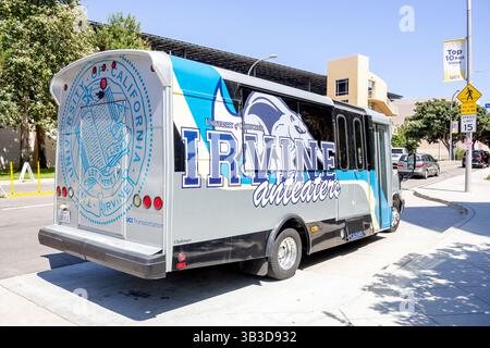 Irvine, California, Stati Uniti - 08-09-2019: Vista di una navetta parcheggiata in una zona di carico nel campus UCI. Foto Stock