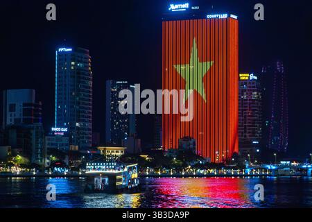 DANANG, VIETNAM, APR 27 2025, illuminazione del muro del grattacielo in celebrazione del 50° anniversario della riunificazione nazionale del Vietnam Foto Stock