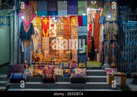 Negozio di souvenir a Thamel, Kathmandu, Nepal. Vivace negozio di souvenir a Thamel, Kathmandu - artigianato colorato e prodotti locali. Foto Stock
