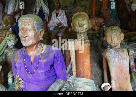 Vecchie effigie tau-tau collocate in grotta, utilizzate per la sepoltura. Tradizionale luogo di sepoltura di Toraja nel villaggio di KE'te' Kesu'. Il luogo di sepoltura e il KE'te' Kesu' vil Foto Stock