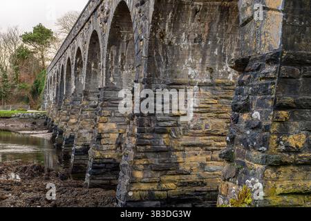 Famoso ponte a 12 archi a Ballydehob, West Cork, Irlanda. Foto Stock