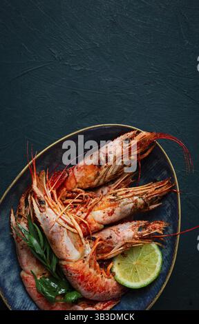 Langoustines, australiano, fresco ghiacciato sul ghiaccio, vista dall'alto, lime e verdi Foto Stock