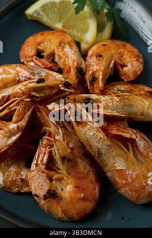 Fritto con spezie, gamberi reali, senza dividere, vista dall'alto, messa a fuoco selettiva, pesce, gamberi, niente gente Foto Stock