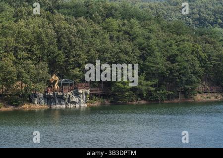 Cheongyang-gun, Corea del Sud, 2 ottobre 2020: Statuto del drago d'oro come parte del lungomare intorno al lago Cheongyang, Asia Foto Stock