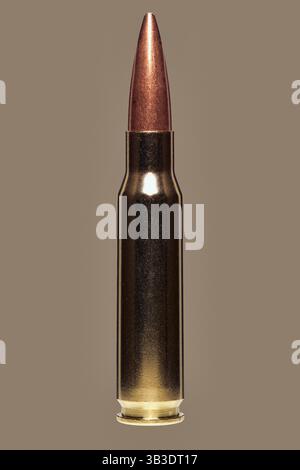Primo piano studio girato .308 Winchester 7,62 proiettile su sfondo marrone Foto Stock