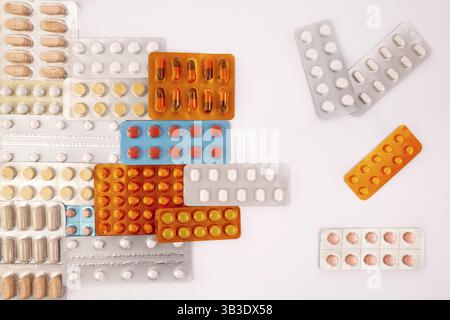 Colorate differenti pillole e capsule in plastica - confezioni blister in pila. Global industria farmaceutica per miliardi di dollari all'anno. Pharmaceutica Foto Stock