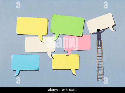 Uomo d'affari sulla scala che organizza grandi bolle di comunicazione multicolore su sfondo blu Foto Stock