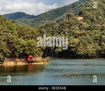 Cheongyang-gun, Corea del Sud, 2 ottobre 2020: Statuto del pepe rosso come parte della passerella intorno al lago Cheongyang, Asia Foto Stock