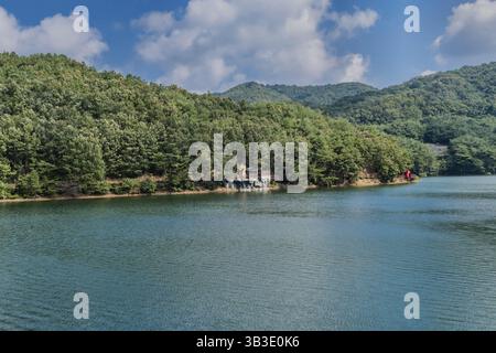 Cheongyang-gun, Corea del Sud, 2 ottobre 2020: Statuto del drago d'oro come parte del lungomare intorno al lago Cheongyang, Asia Foto Stock