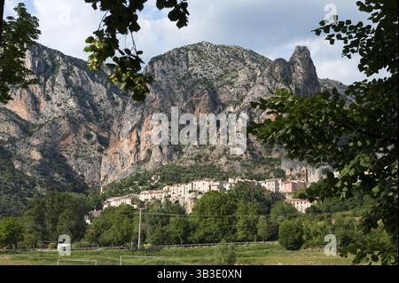 Piccolo villaggio tipico Moustiers Saint Marie in francese Haute Provence Foto Stock